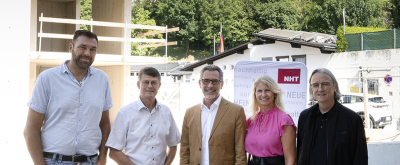 Die NHT baut derzeit so viel wie noch nie (v.li.): Alexander Feichter (Baufirma Fröschl), Bürgermeister Thomas Öfner, NHT-Prokurist Engelbert Spiß, Vizebürgermeisterin Iris Zangerl-Walser und Architekt Andreas Scharmer auf der Baustelle in Zirl.